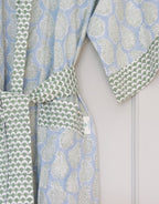 Zachte ochtendjas met lichtblauwe paisley print – Handblockprinted kimono Shanti blue image 1