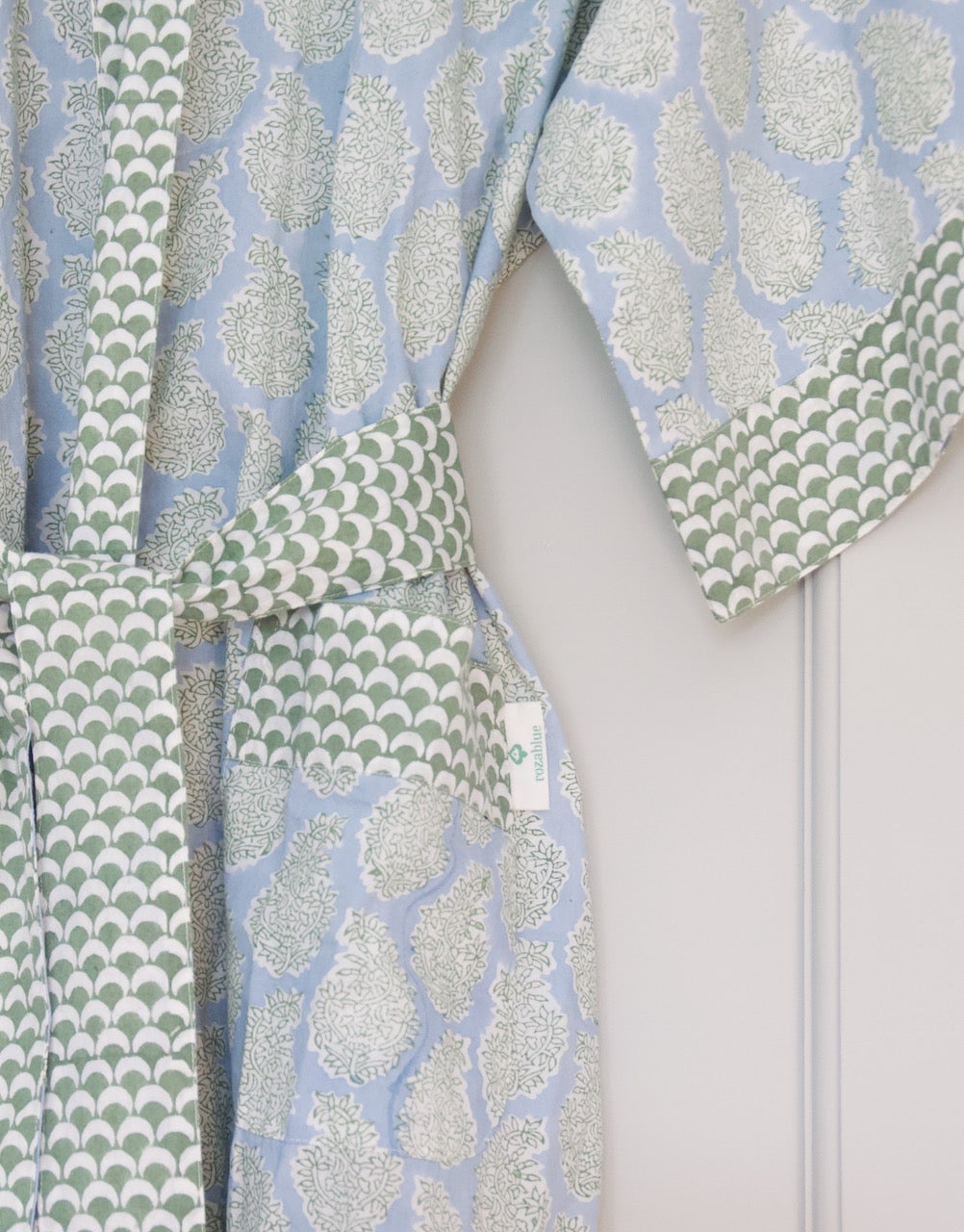 Zachte ochtendjas met lichtblauwe paisley print – Handblockprinted kimono Shanti blue image 1