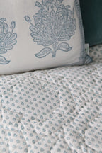Lichtblauw handgemaakt blockprint kussen met fluweel - Tree of life - 40 x 70 image 1