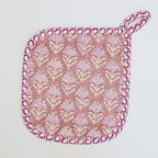 Roze handgemaakte blockprint pannenlap - ovenmitt image 1
