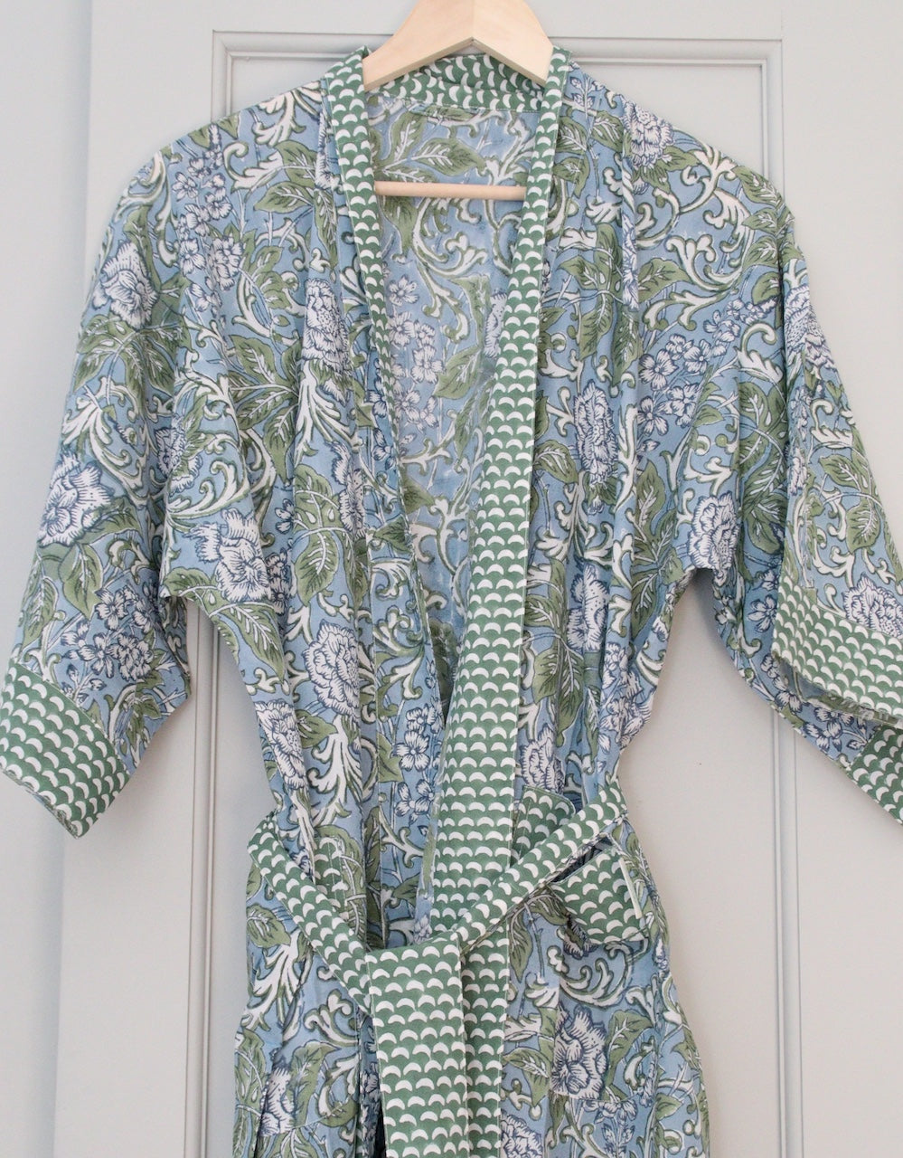Zachte ochtendjas met blauwgroene bloemenprint – Handblockprinted kimono Chintz blue image 0