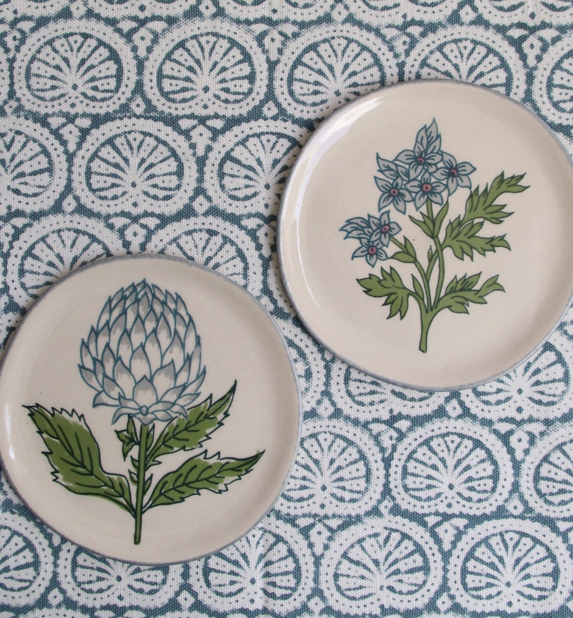 2 handgemaakte bordjes met blauwe Rozablue print image 1