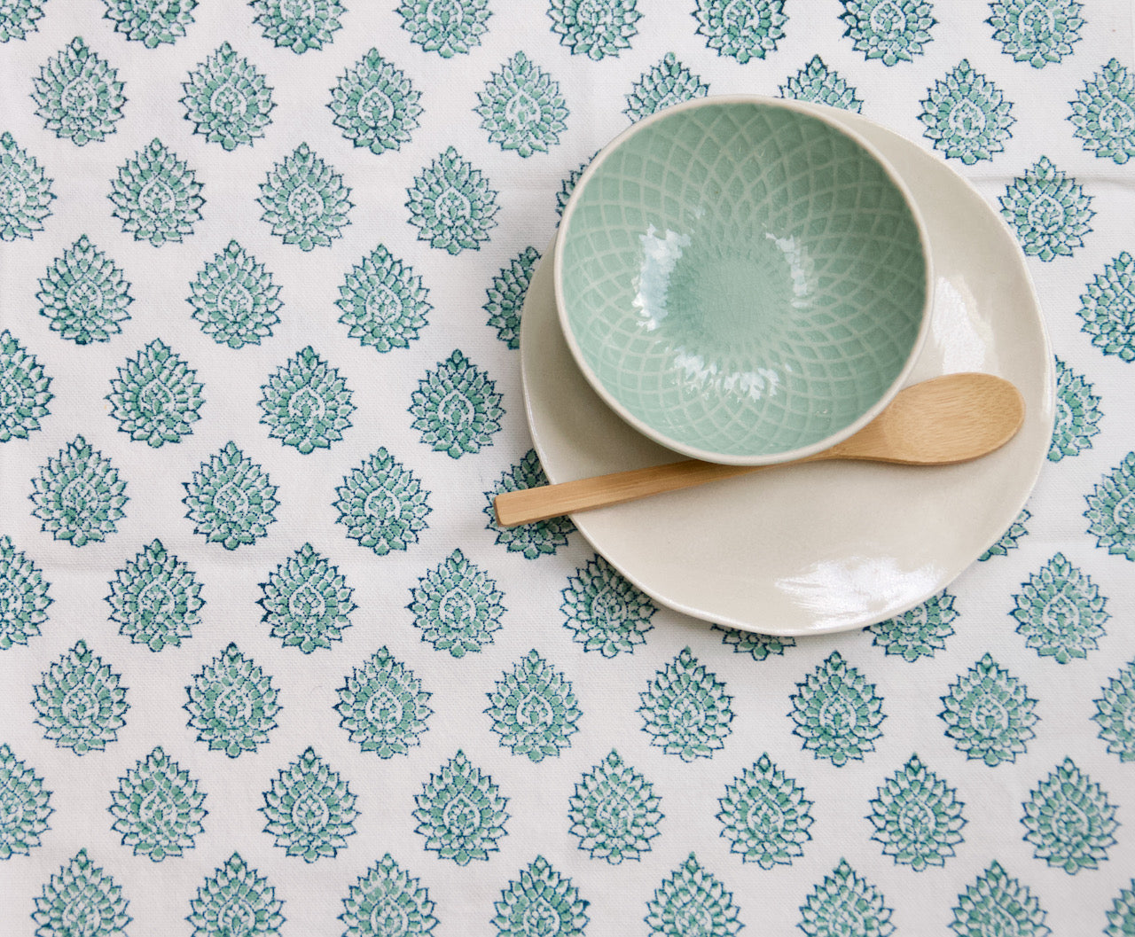 Handgemaakt blockprint tafellaken met kleine print - Little lotus green 150 x 240 cm image 0