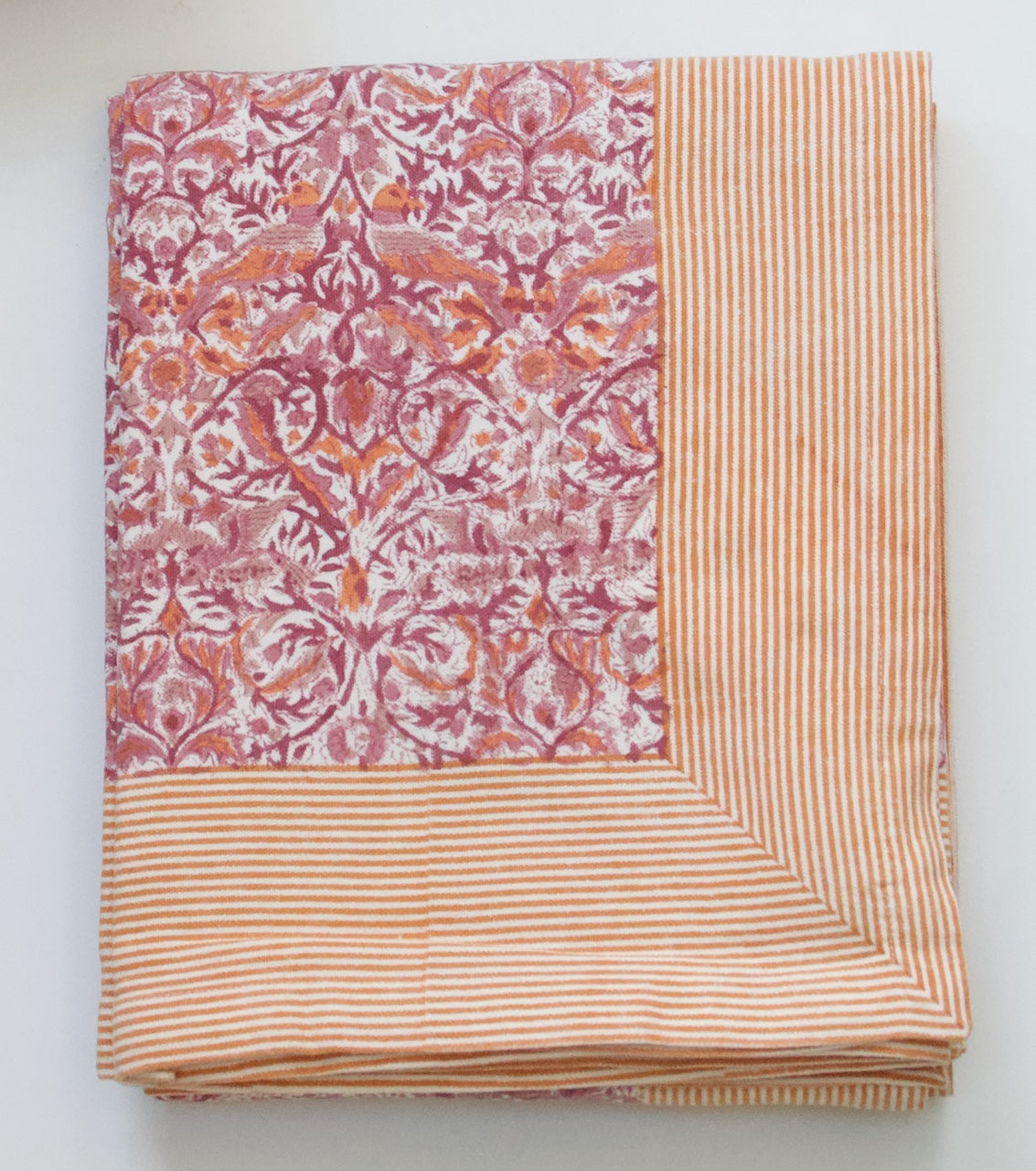 Handgemaakte tafellaken met roze bloemenprint – Handblockprinted tablecloth Birdz roza 160 x 270 image 0