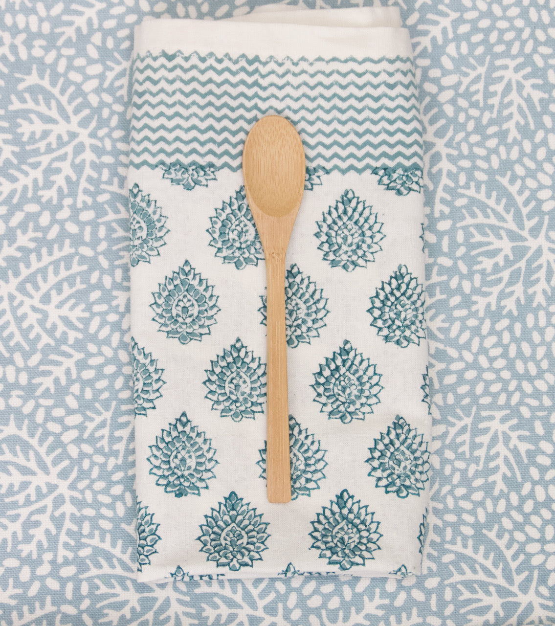 Blauwe handgemaakte servetten - handblockprinted Little lotus blue napkins - set of 4 image 0