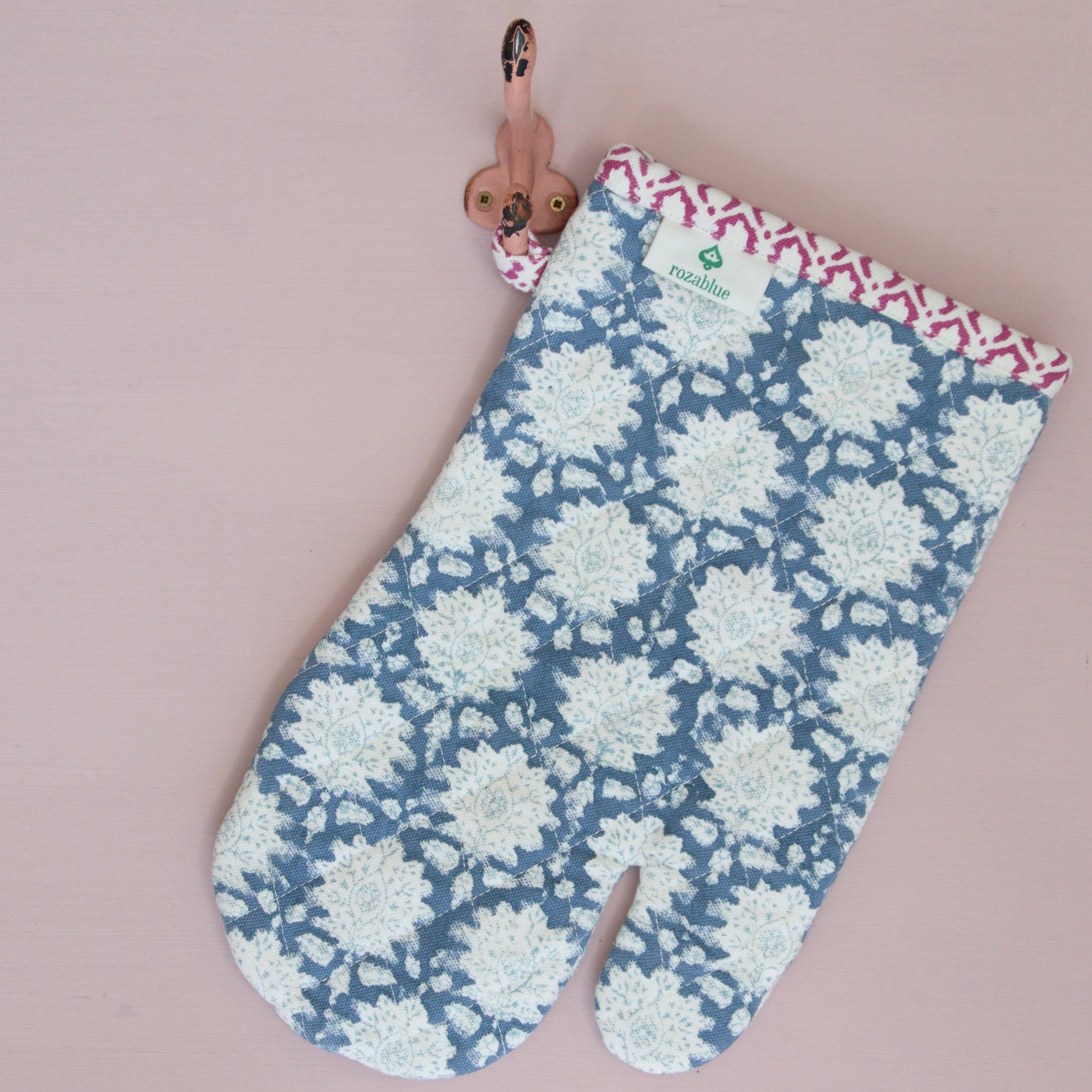 Blauwe handgemaakte blockprint ovenwant - oven glove breezy blue image 0