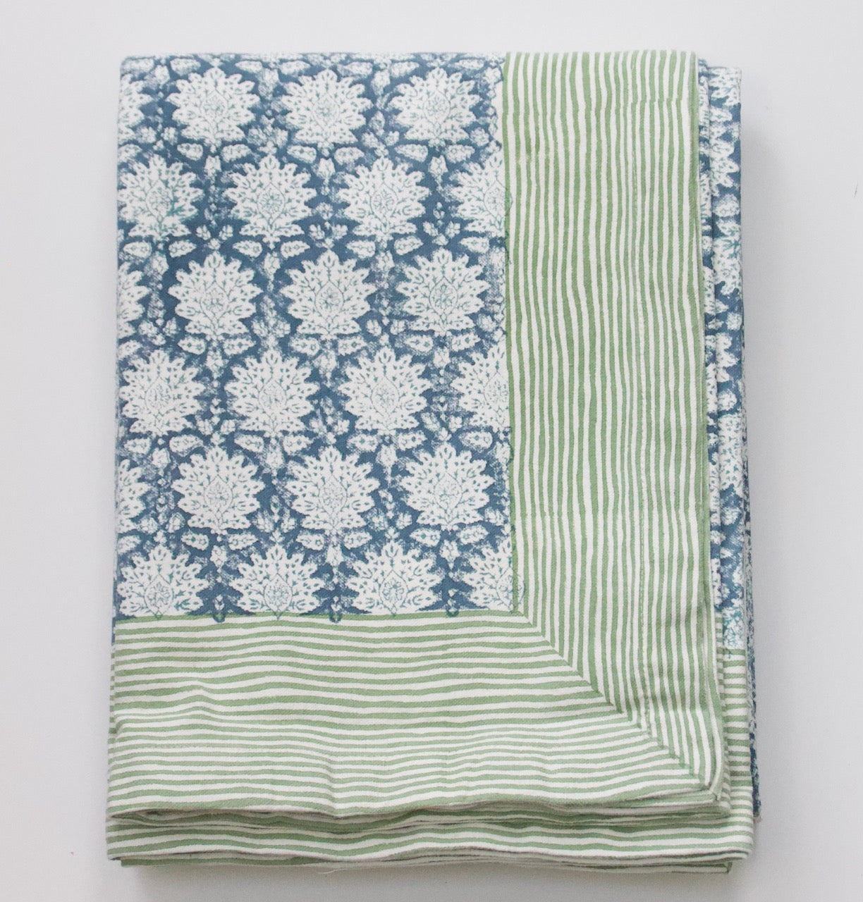 Handgemaakt tafelkleed met blauwe print – Breezy blue handblockprinted tablecloth XL 340cm image 1