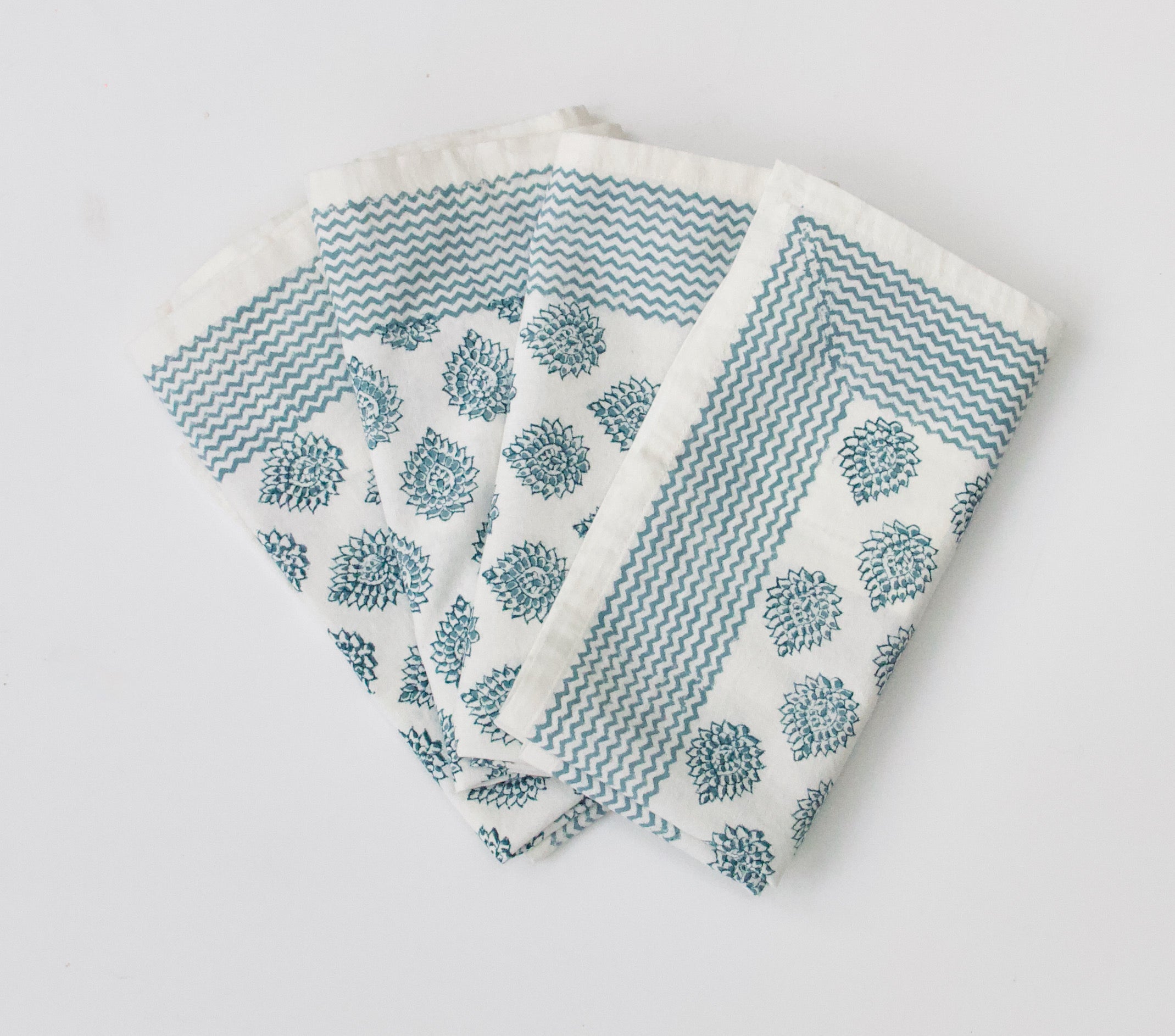 Blauwe handgemaakte servetten - handblockprinted Little lotus blue napkins - set of 4 image 3