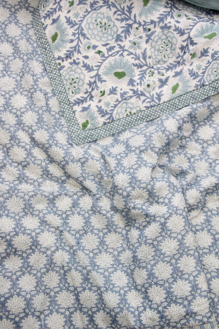 Handgemaakte bedsprei van zacht katoen in blauw - Handblockprinted quilt Sunny day blue 220 x 240 cm image 0