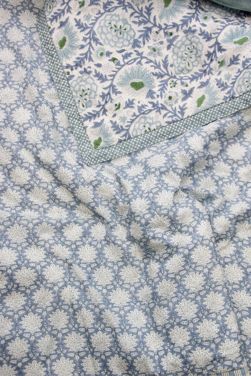 Handgemaakte bedsprei van zacht katoen in blauw - Handblockprinted quilt Sunny day blue 220 x 240 cm image 0