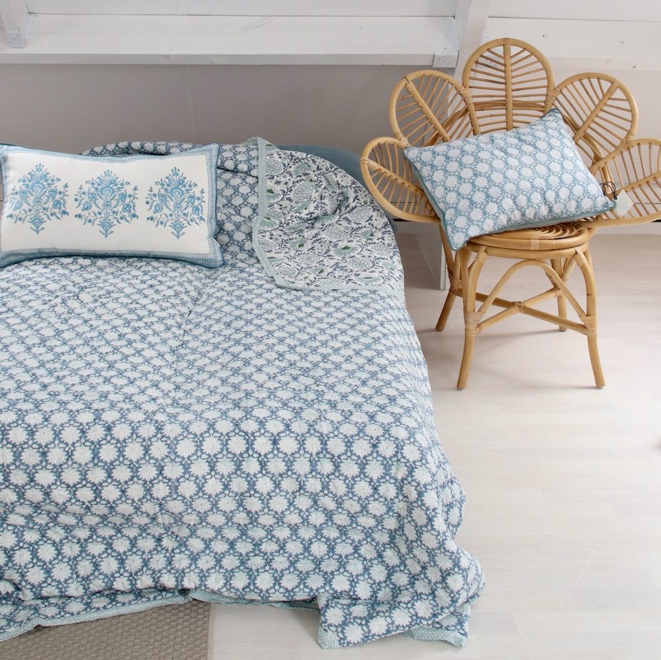 Handgemaakte bedsprei van zacht katoen in blauw - Handblockprinted quilt Sunny day blue 220 x 240 cm image 1