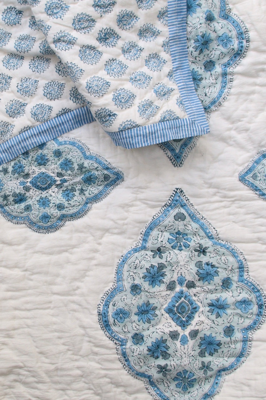Handgemaakte blockprint bedsprei van zacht katoen in blauw - quilt Hindi blue 150 x 240 cm image 1