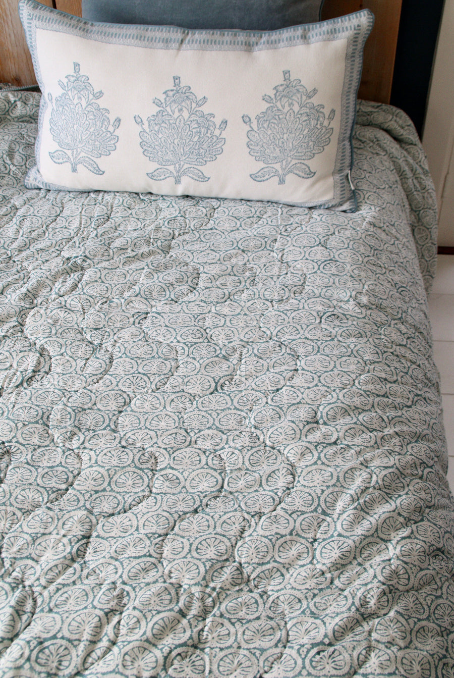 Bedsprei Seashell blue kant 