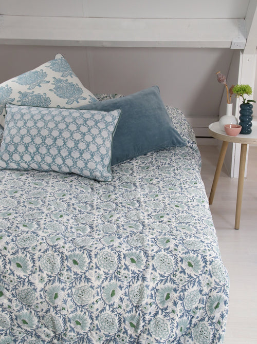 Handgemaakte bedsprei van zacht katoen in blauw - Handblockprinted quilt Sunny day blue 220 x 240 cm image 2