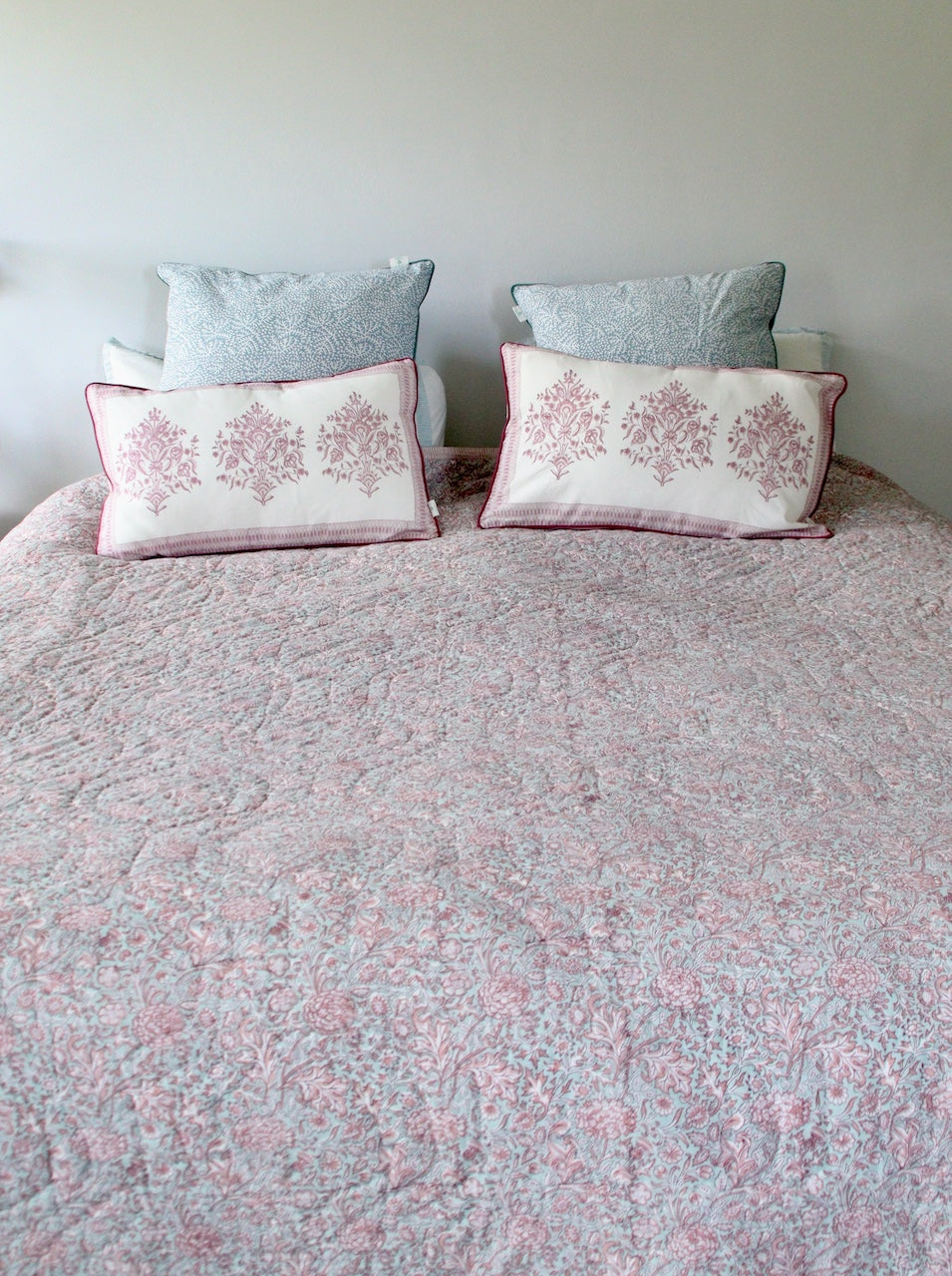 Handgemaakte bedsprei van zacht katoen in roze- Handblockprinted quilt Varmala roza 220 x 240 cm image 6