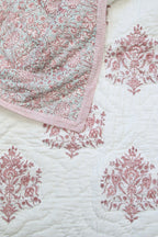 Handgemaakte bedsprei van zacht katoen in roze- Handblockprinted quilt Varmala roza 220 x 240 cm image 0