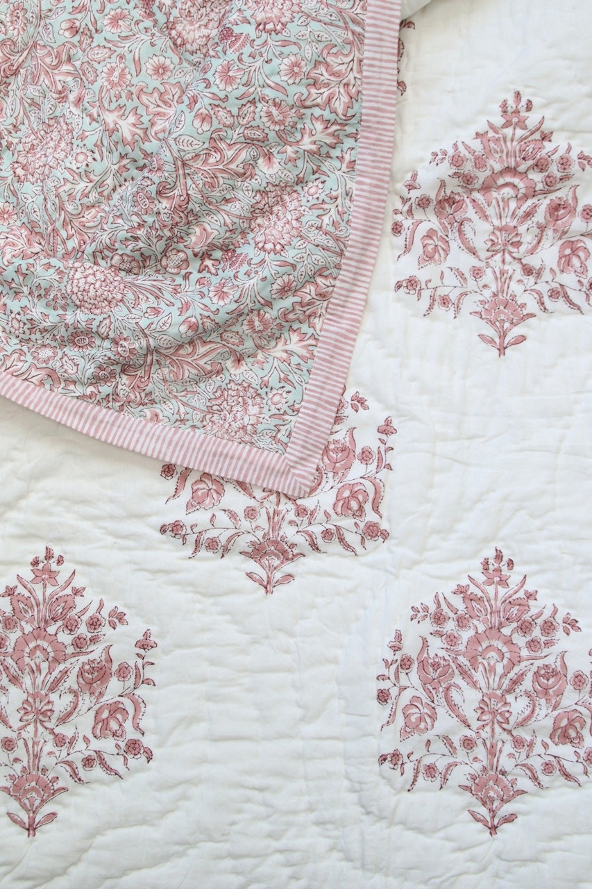 Handgemaakte bedsprei van zacht katoen in roze- Handblockprinted quilt Varmala roza 220 x 240 cm image 0