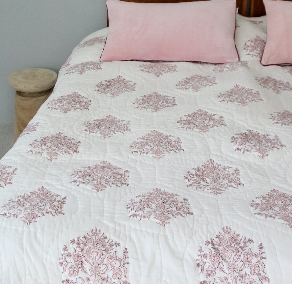 Handgemaakte bedsprei van zacht katoen in roze- Handblockprinted quilt Varmala roza 220 x 240 cm image 2
