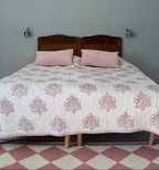 Handgemaakte bedsprei van zacht katoen in roze- Handblockprinted quilt Varmala roza 220 x 240 cm image 3