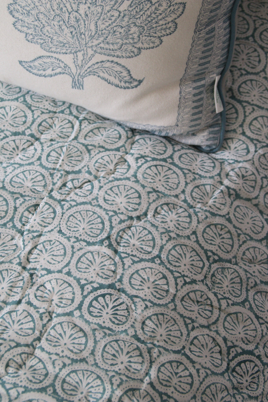 Detail bedsprei sunny day roza 