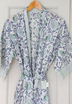 Zachte ochtendjas met blauwe bloemenprint - Handblockprinted kimono Sunny day blue image 2
