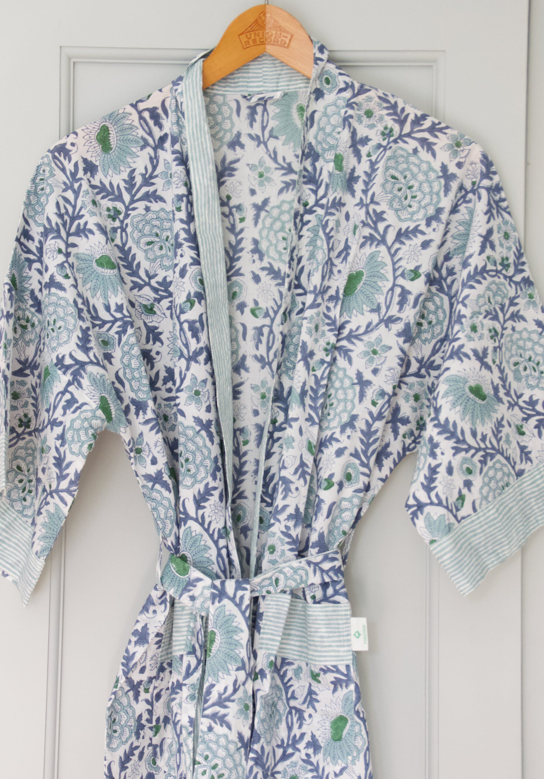 Zachte ochtendjas met blauwe bloemenprint - Handblockprinted kimono Sunny day blue image 2