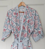 Zachte ochtendjas met roze bloemenprint - Handblockprinted kimono Sunny day roza image 0