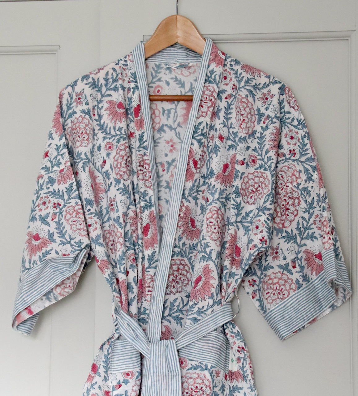 Zachte ochtendjas met roze bloemenprint - Handblockprinted kimono Sunny day roza image 0