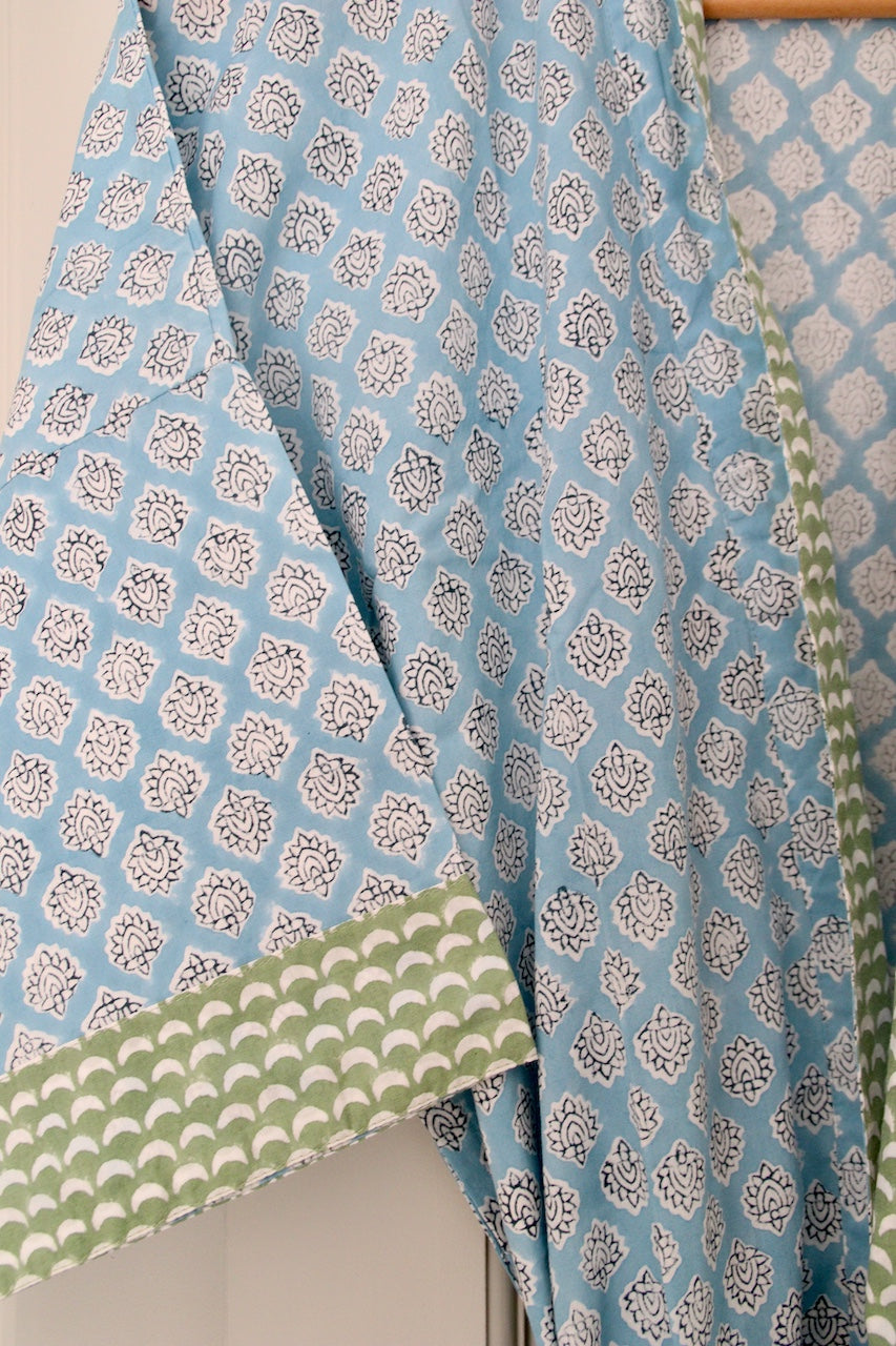 Handgemaakte blockprint ochtendjas met zeeblauwe print – kimono Zest bluemoon image 2