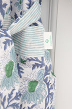 Zachte ochtendjas met blauwe bloemenprint - Handblockprinted kimono Sunny day blue image 3