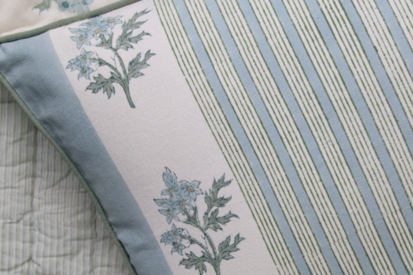 Lichtblauw handgemaakt blockprint kussen - Edelweiss blue - 40 x 70 image 3
