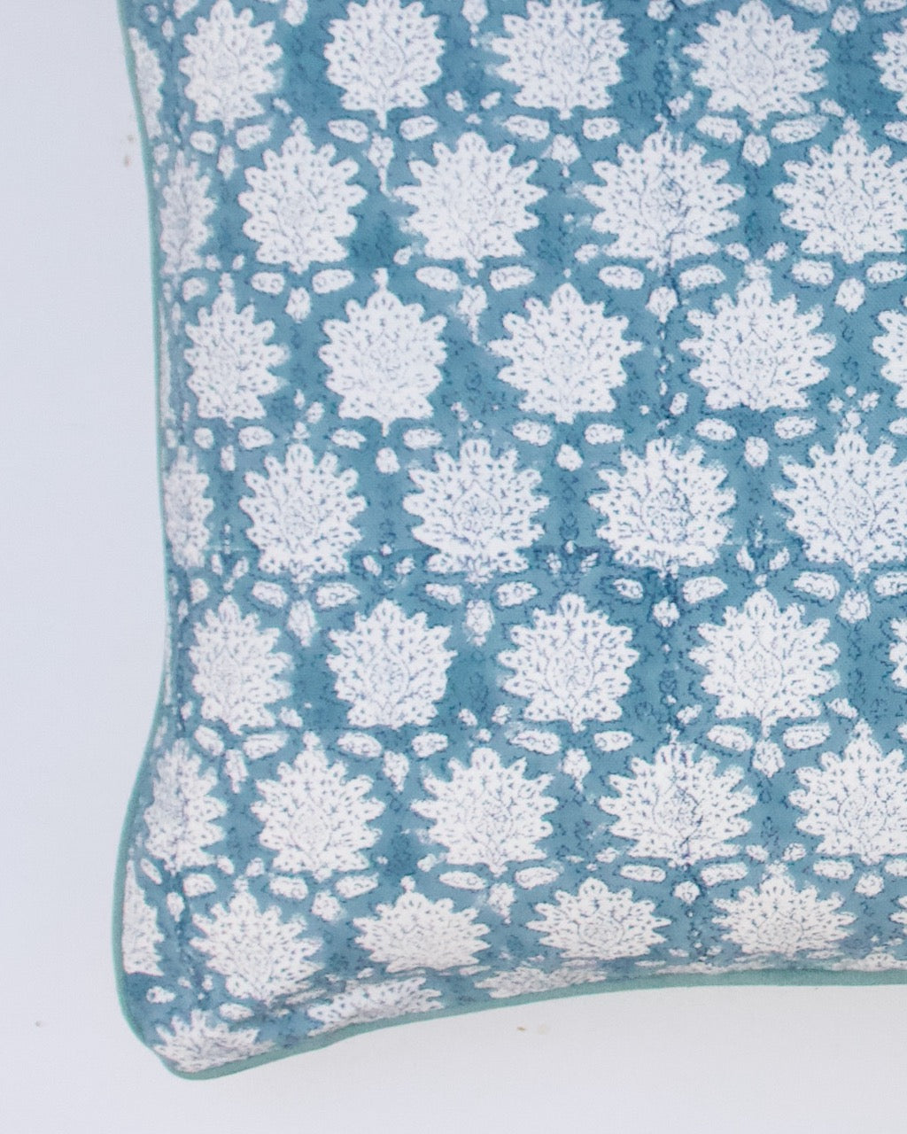 Handgemaakt blauw blockprint kussen met fluweel - Breezy blue - 40 x 60 image 1