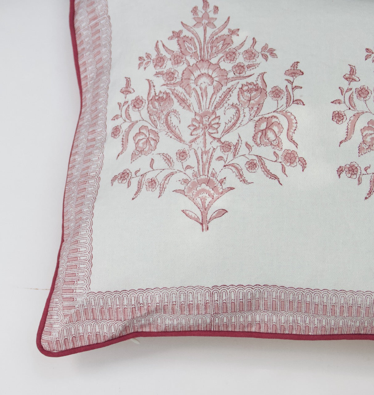 Roze handgemaakt blockprint kussen met fluweel  - Varmala roza 40 x 70 image 1