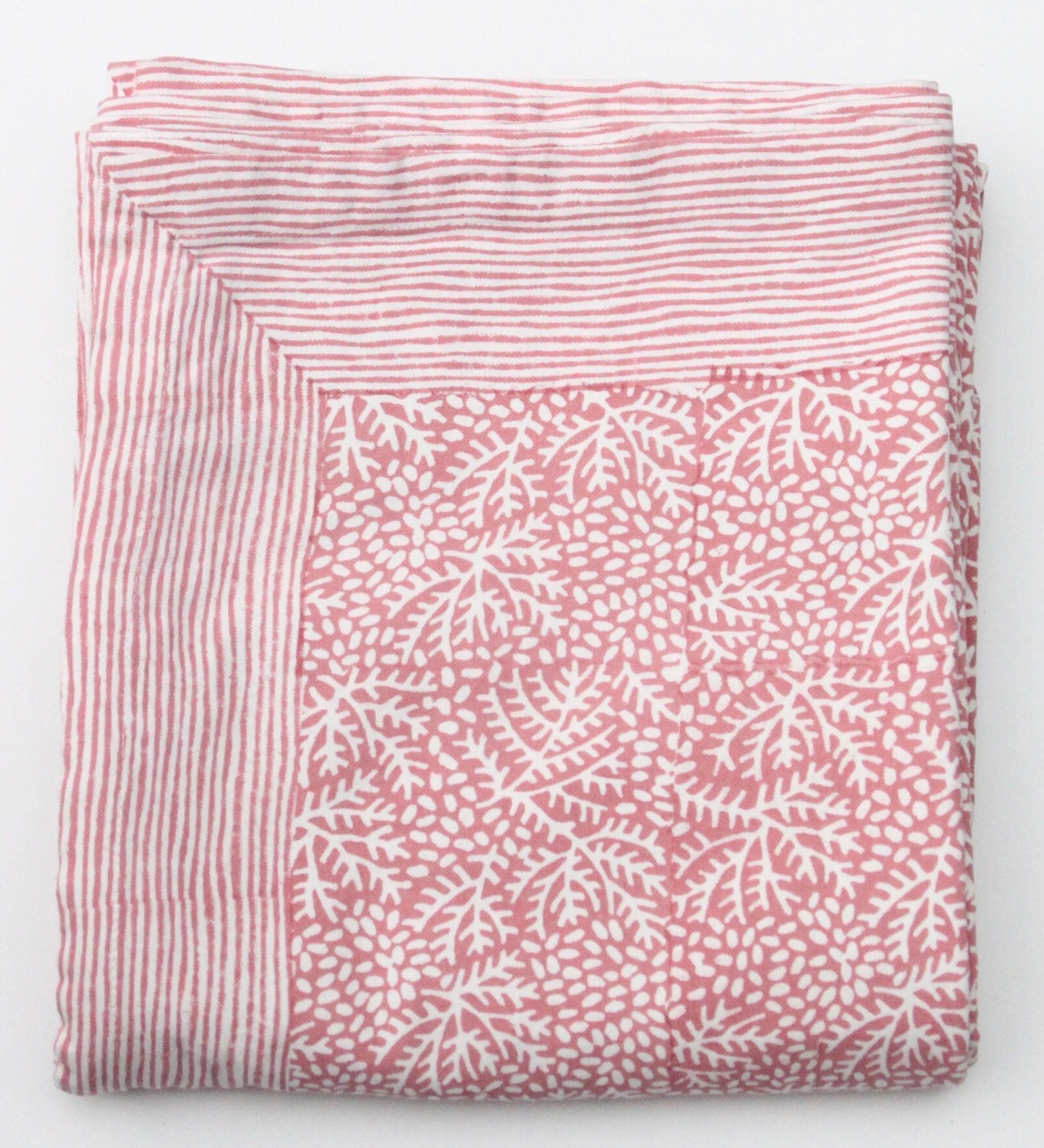 Handgemaakt blockprint tafellaken met roze print – floral coral 240 cm image 1