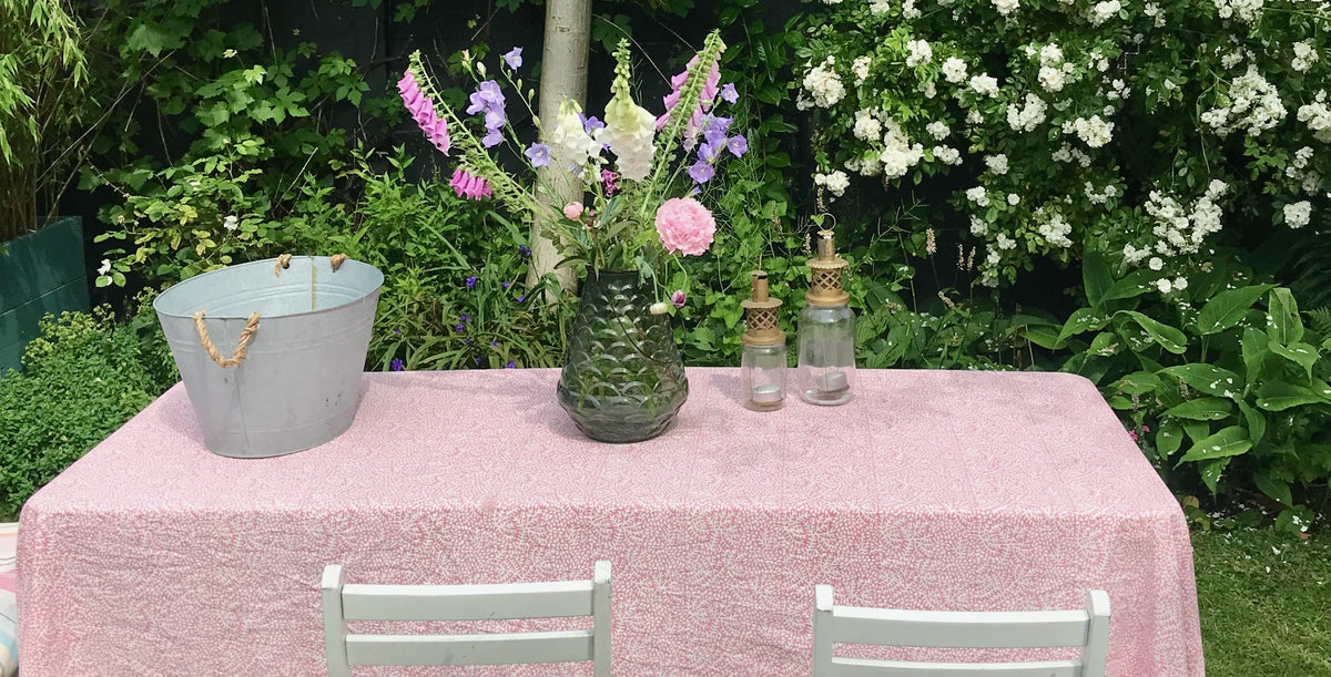 Handgemaakt blockprint tafellaken met roze print – floral coral 240 cm image 2