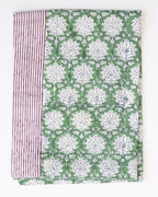 Handgemaakte blockprint groene tafelloper met bloemenprint - Breezy green image 0