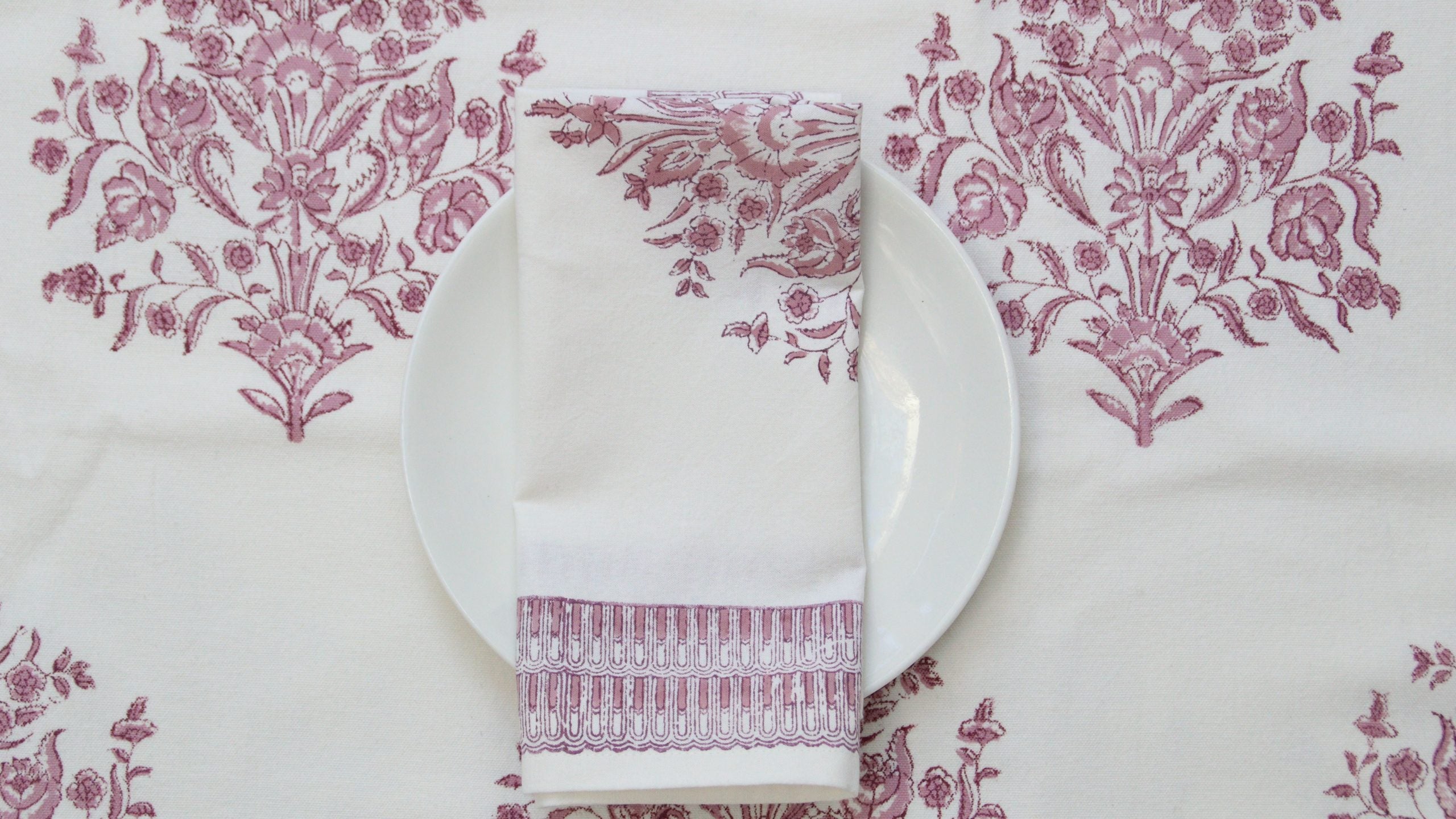 Handgemaakt vierkant roze tafellaken – Handblockprinted tablecover Varmala roza image 1