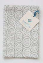 Lichtgrijze handgemaakte blockprint theedoek - Seashell grey image 0