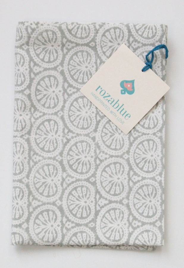 Lichtgrijze handgemaakte blockprint theedoek - Seashell grey image 0