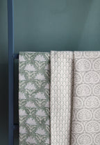 Groene handgemaakte blockprint theedoek - Little crown green image 4