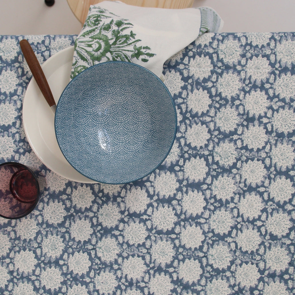 Handgemaakt tafellaken met blauwe print -  Handblockprinted tablecloth Breezy bluestone 150 x 240 cm image 1