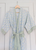 Zachte ochtendjas met lichtblauwe paisley print – Handblockprinted kimono Shanti blue image 0