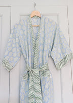 Zachte ochtendjas met lichtblauwe paisley print – Handblockprinted kimono Shanti blue image 0