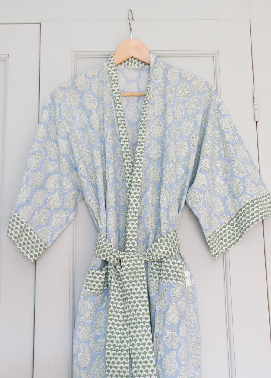 Zachte ochtendjas met lichtblauwe paisley print – Handblockprinted kimono Shanti blue image 0