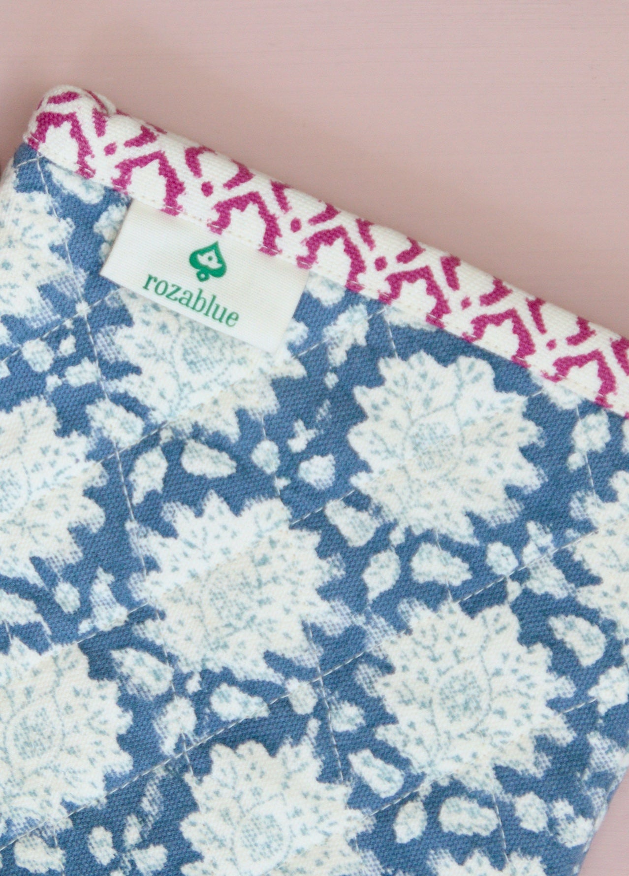 Blauwe handgemaakte blockprint ovenwant - oven glove breezy blue image 2