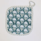 Blauwe handgemaakte blockprint pannenlap - oven glove image 1