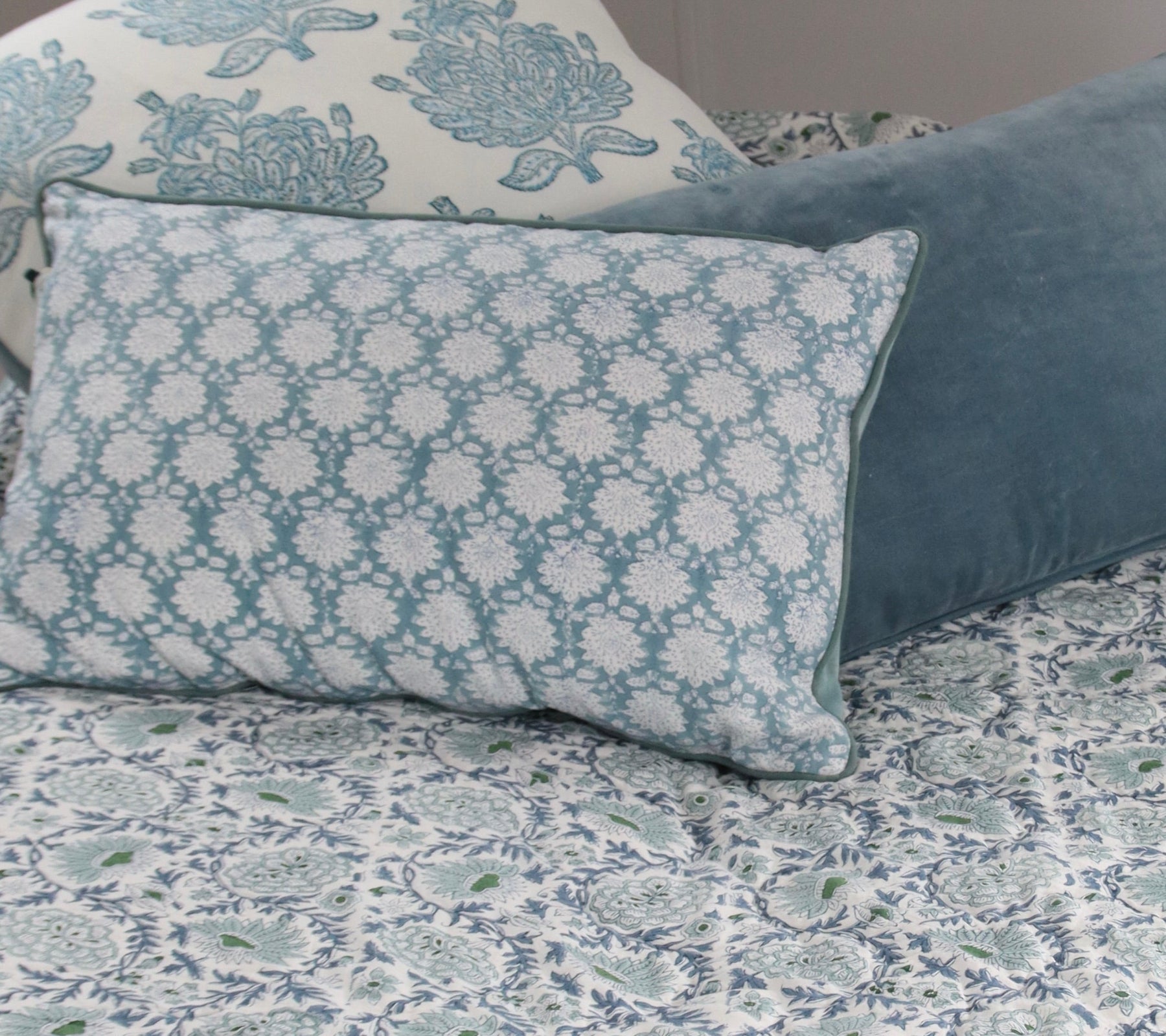 kussen op breezy blue op bed 