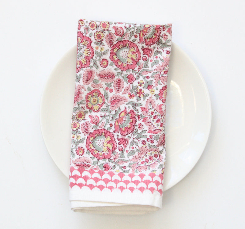 servet wildflower roza op wit bord 